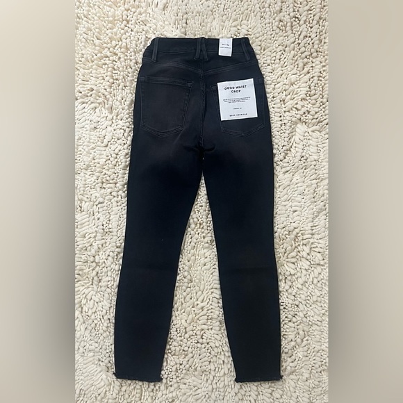 Good American Good Waist Crop Jeans Black Wash Distressed Hem Women's 00/24 NWT - Picture 2 of 4